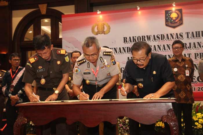 Pakde Karwo Tandatangani Perjanjian Kerjasama APIP-APH Pakde Karwo Tandatangani Perjanjian Kerjasama APIP-APH