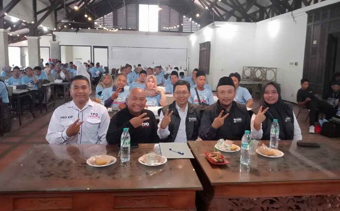 Ratusan Laskar Khofifah-Emil Siap Berjuang di Pilgub Jatim 2024 Ratusan Laskar Khofifah-Emil Siap Berjuang di Pilgub Jatim 2024
