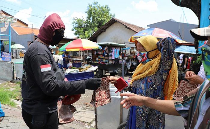Hingga Hari Ini, Pemkot Surabaya Sudah Bagikan 17.890 Masker ke Pasar-pasar Hingga Hari Ini, Pemkot Surabaya Sudah Bagikan 17.890 Masker ke Pasar-pasar