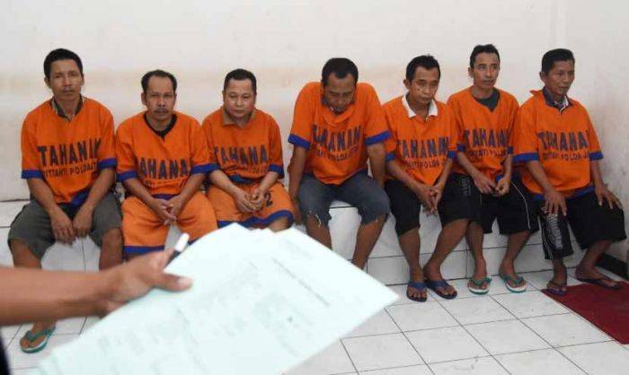 35 Terdakwa Dihadirkan dalam Sidang Pembunuhan Salim Kancil 35 Terdakwa Dihadirkan dalam Sidang Pembunuhan Salim Kancil