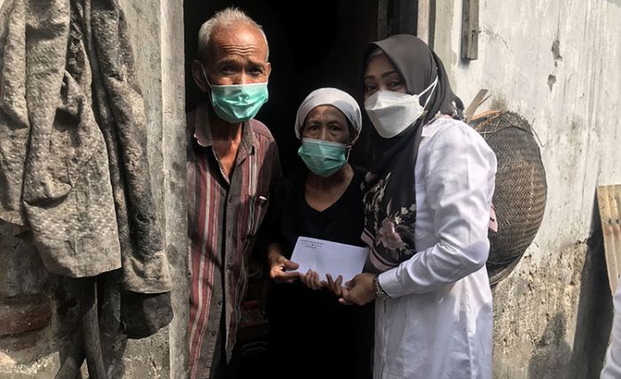 Bupati Mojokerto Santuni Warga Mojoanyar Korban Kebakaran Bupati Mojokerto Santuni Warga Mojoanyar Korban Kebakaran