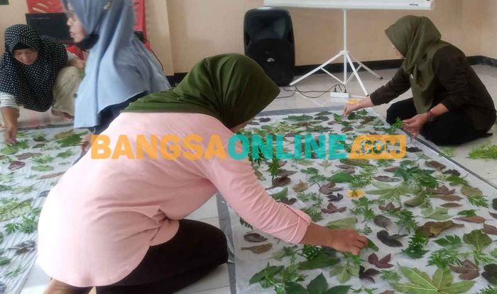 Bantu Tingkatkan Ekonomi Warga Desa Kertosari, KKN Unmuh Madiun Adakan Pelatihan Batik Ecoprint