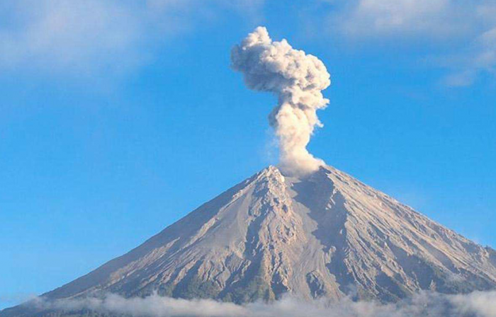 Kamis Pagi ini, Gunung Semeru Alami Erupsi Abu Vulkanik Setinggi 700 Meter Kamis Pagi ini, Gunung Semeru Alami Erupsi Abu Vulkanik Setinggi 700 Meter