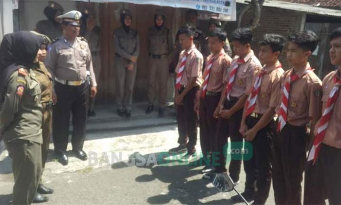 Bolos dan Ngopi di Warkop, 6 Siswa Diciduk Tim Prawan Satpol PP Trenggalek Bolos dan Ngopi di Warkop, 6 Siswa Diciduk Tim Prawan Satpol PP Trenggalek