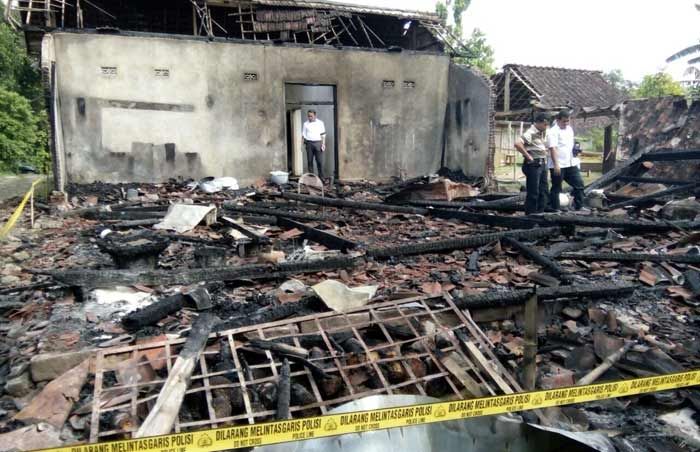 Ditinggal Tidur, Rumah di Banyu Urip Ngawi Ludes Terbakar Ditinggal Tidur, Rumah di Banyu Urip Ngawi Ludes Terbakar