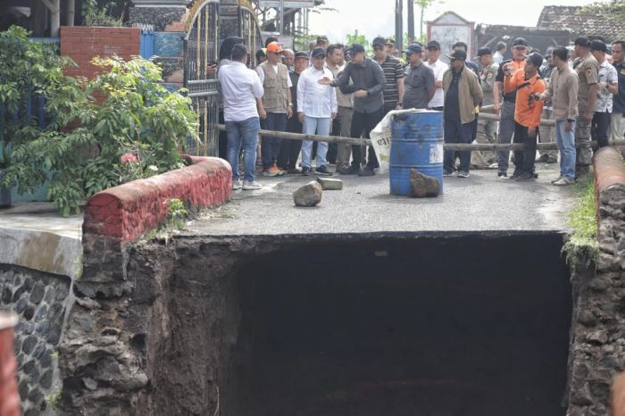Bupati Mojokerto Ungkap Perbaikan Jembatan Desa Wonodadi yang Putus dengan Anggaran BTT Bupati Mojokerto Ungkap Perbaikan Jembatan Desa Wonodadi yang Putus dengan Anggaran BTT