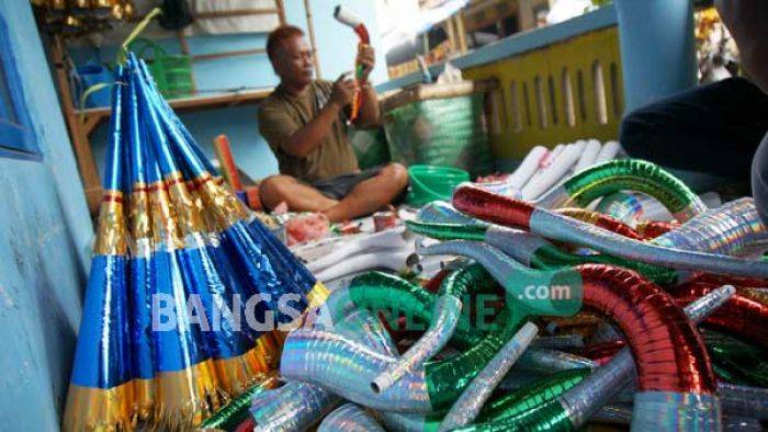 Jelang Tahun Baru, Perajin Trompet Raup Untung Berlipat Jelang Tahun Baru, Perajin Trompet Raup Untung Berlipat