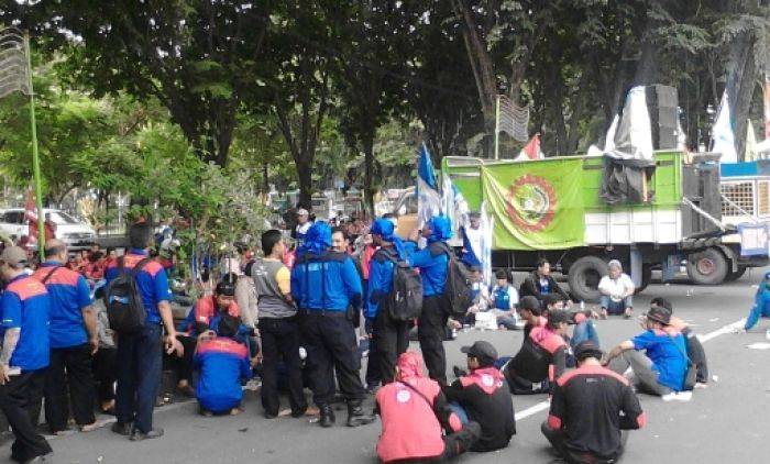 Desak Perda, Buruh Sidoarjo Luruk Kantor Pemkab