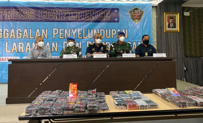 Petugas Gabungan Bandara Juanda Amankan Ratusan iPhone Ilegal dari Batam Petugas Gabungan Bandara Juanda Amankan Ratusan iPhone Ilegal dari Batam