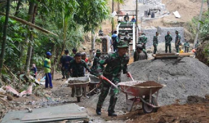 Satgas TMMD Kodim Blitar Semangati Warga Karangbendo Satgas TMMD Kodim Blitar Semangati Warga Karangbendo
