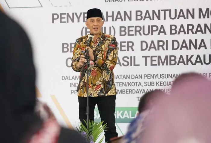 Pj Bupati Bangkalan Serahkan Bantuan Modal Usaha untuk IKM dari DBHCHT 2024 Pj Bupati Bangkalan Serahkan Bantuan Modal Usaha untuk IKM dari DBHCHT 2024