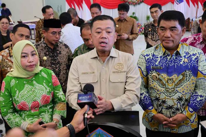 Serahkan Sertifikat, Nusron Wahid Komitmen di Era Prabowo PR Bidang Pertanahan Harus Selesai