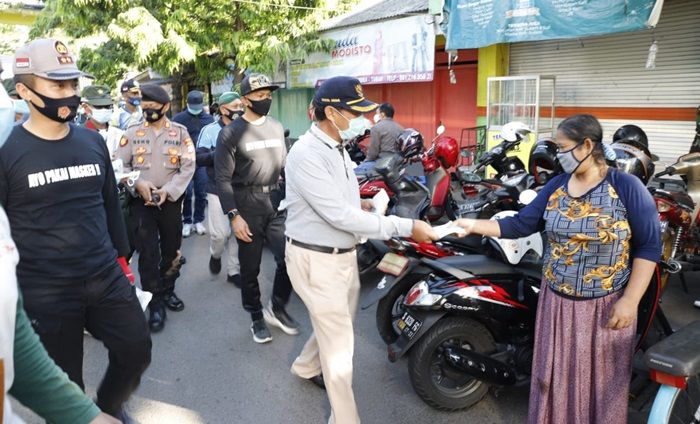 Gandeng Komunitas Sepeda, Bupati Tuban Bagikan 1.000 Masker di Pasar Pramuka Gandeng Komunitas Sepeda, Bupati Tuban Bagikan 1.000 Masker di Pasar Pramuka