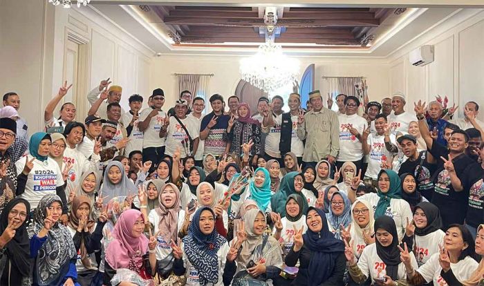 Mengintip Keseruan Ratusan Relawan di Kediaman Khofifah Mengintip Keseruan Ratusan Relawan di Kediaman Khofifah