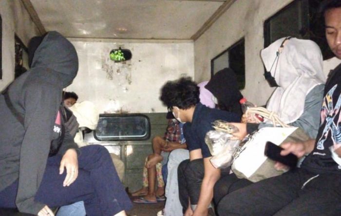 Razia Tiga Hotel di Wilayah Gubeng saat Hari Valentine, 19 Orang Diciduk Razia Tiga Hotel di Wilayah Gubeng saat Hari Valentine, 19 Orang Diciduk