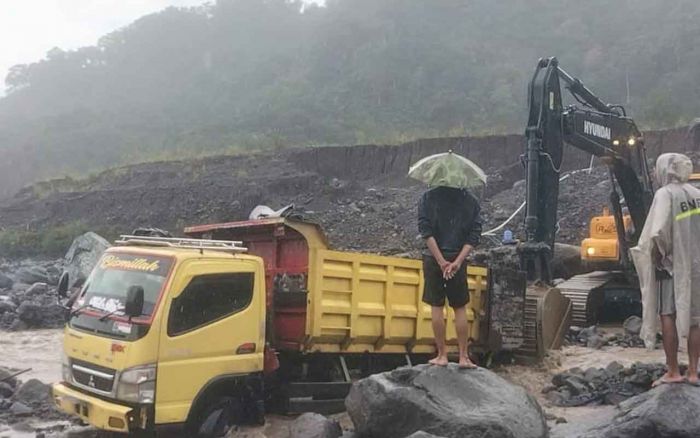 Banjir Lahar Gunung Semeru Kembali Terjadi, Dua Truk Pasir Terjebak Banjir Lahar Gunung Semeru Kembali Terjadi, Dua Truk Pasir Terjebak