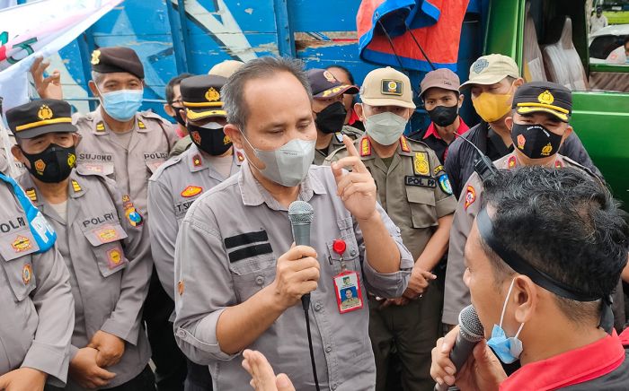 Tuntut E-Warong Dibubarkan, Puluhan Aktivis Anti Korupsi Demo Kantor Dinsos Kediri Tuntut E-Warong Dibubarkan, Puluhan Aktivis Anti Korupsi Demo Kantor Dinsos Kediri