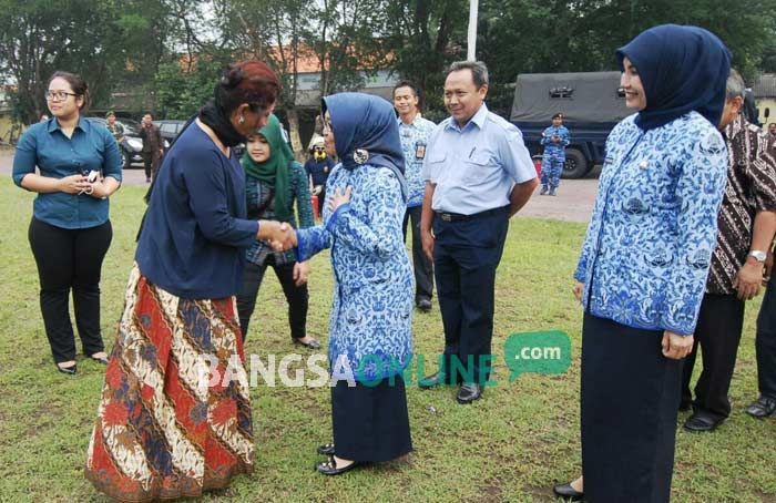 Menteri Susi Tiba di Jombang: Langkahnya Kalah Cepat, Wabup Mundjidah Lari Mengejar Menteri Susi Tiba di Jombang: Langkahnya Kalah Cepat, Wabup Mundjidah Lari Mengejar