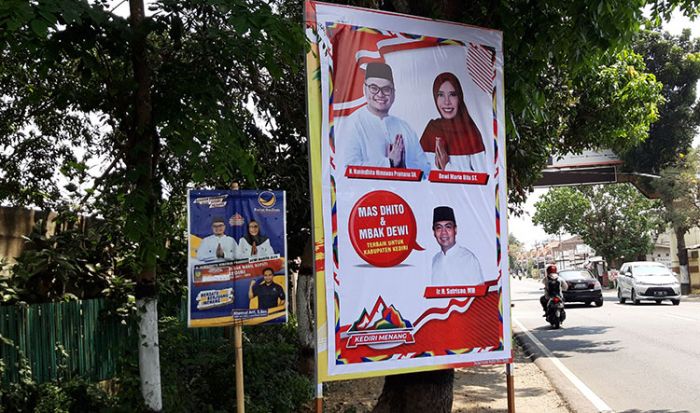 Gambar Dhito-Dewi Marak, Banner Dukungan dari Mantan Bupati Kediri Sutrisno Menjadi Perhatian Gambar Dhito-Dewi Marak, Banner Dukungan dari Mantan Bupati Kediri Sutrisno Menjadi Perhatian