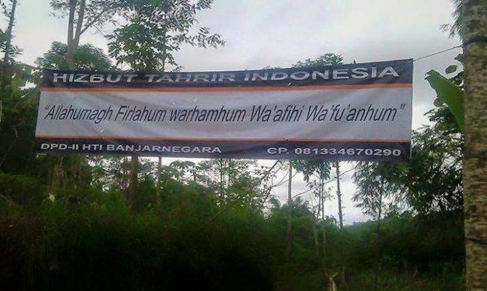 Tak Paham Gramatika Arab, Spanduk HTI Jadi Lelucon di Media Sosial Tak Paham Gramatika Arab, Spanduk HTI Jadi Lelucon di Media Sosial