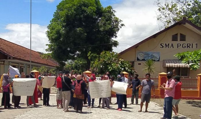 SMA PGRI 1 Ponorogo Direncanakan Jadi Shelter Covid-19​, Puluhan Warga Setempat Unjuk Rasa