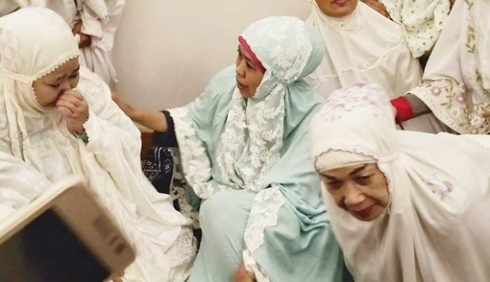 Salat di Mushola An Nur, Khofifah Ditangisi Jamaah Salat di Mushola An Nur, Khofifah Ditangisi Jamaah