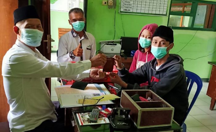 PPKM Mikro, Anggota Polsek Kedunggalar Pantau Pernikahan di KUA PPKM Mikro, Anggota Polsek Kedunggalar Pantau Pernikahan di KUA
