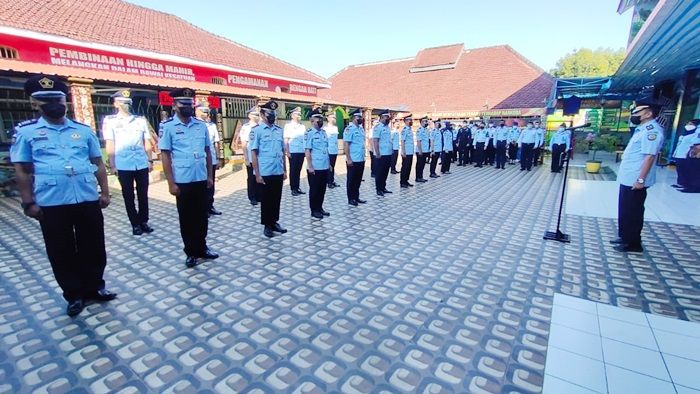 Pimpin Apel Kenaikan Pangkat 19 Pegawai, Kalapas Ngawi: Berikan Pelayanan Terbaik bagi Warga Binaan Pimpin Apel Kenaikan Pangkat 19 Pegawai, Kalapas Ngawi: Berikan Pelayanan Terbaik bagi Warga Binaan