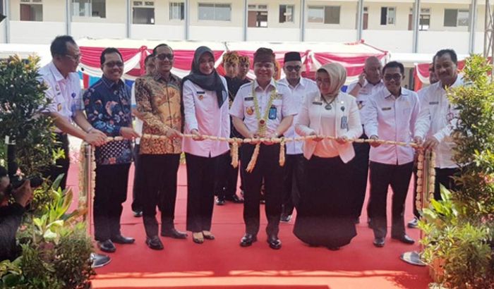 Tak Perlu ke Luar Kota Urus Paspor, Dirjen Imigrasi Resmikan Kantor UKK di Probolinggo Tak Perlu ke Luar Kota Urus Paspor, Dirjen Imigrasi Resmikan Kantor UKK di Probolinggo