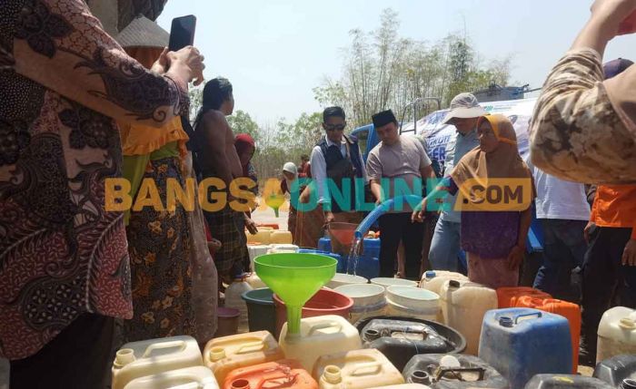 Sejuta Liter Air Bersih di Sampang Jadi Rebutan Masyarakat Terdampak Kekeringan