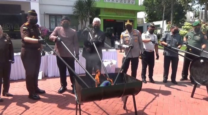 Kejari Ngawi Musnahkan Barang Bukti 41 Perkara, Didominasi Kasus Pil Koplo