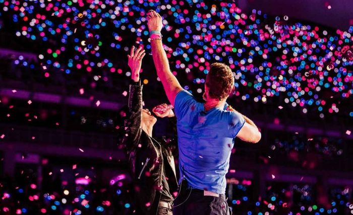 Cuplikan Eksklusif di Balik Panggung Kolaborasi Jin BTS dan Coldplay Cuplikan Eksklusif di Balik Panggung Kolaborasi Jin BTS dan Coldplay