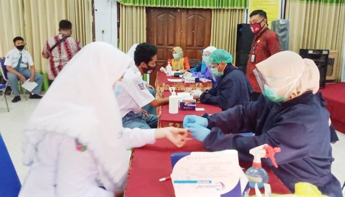 Dinkes Laksanakan 3T Pasca Siswa SMAN 1 Pamekasan Terpapar Covid-19, Didapati 3 Siswa Lagi Reaktif Dinkes Laksanakan 3T Pasca Siswa SMAN 1 Pamekasan Terpapar Covid-19, Didapati 3 Siswa Lagi Reaktif
