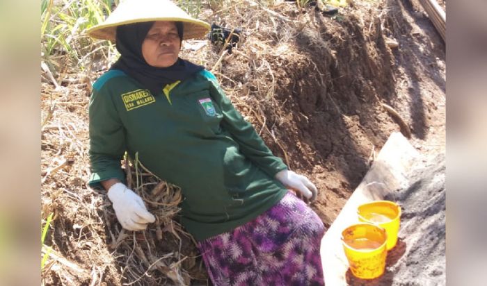 Ibu-Ibu Kedungsalam Semangat Bantu Satgas TMMD Ibu-Ibu Kedungsalam Semangat Bantu Satgas TMMD
