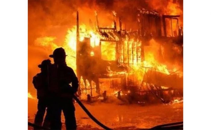 Tempat Servis Komputer di Jalan Raya Dlanggu Mojokerto Terbakar Tempat Servis Komputer di Jalan Raya Dlanggu Mojokerto Terbakar