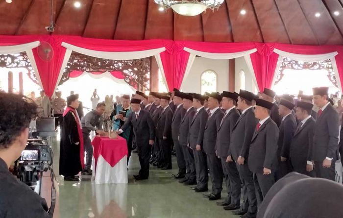 45 Anggota DPRD Pamekasan Resmi Dilantik, Bagini Pesan Pj. Bupati Masrukin 45 Anggota DPRD Pamekasan Resmi Dilantik, Bagini Pesan Pj. Bupati Masrukin
