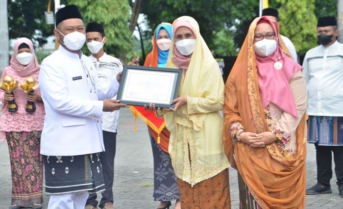 Pimpin Upacara, Bupati Gresik Apresiasi Semua Komponen Masyarakat Pimpin Upacara, Bupati Gresik Apresiasi Semua Komponen Masyarakat