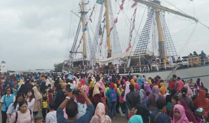 Jadi Primadona, Ribuan Masyarakat Balikpapan Serbu KRI Dewaruci