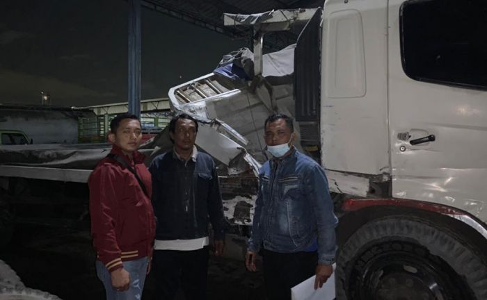 Satlantas Polres Kediri Amankan Truk Trailer Maut Penabrak Isuzu Elf di Sidoarjo Satlantas Polres Kediri Amankan Truk Trailer Maut Penabrak Isuzu Elf di Sidoarjo