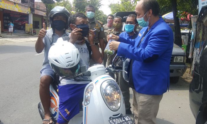 Tangkal Covid-19, Anggota DPR RI Deby Kurniawan Bagikan Masker dan Buah Jeruk Tangkal Covid-19, Anggota DPR RI Deby Kurniawan Bagikan Masker dan Buah Jeruk