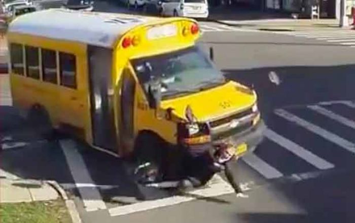 Nyebrang Ngawur, Ibu Ini Dilindas Bus Sekolah Nyebrang Ngawur, Ibu Ini Dilindas Bus Sekolah