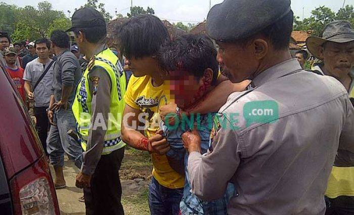 Warga Kedungdowo Bojonegoro Mengamuk, Bacok Paman sampai Tewas Warga Kedungdowo Bojonegoro Mengamuk, Bacok Paman sampai Tewas