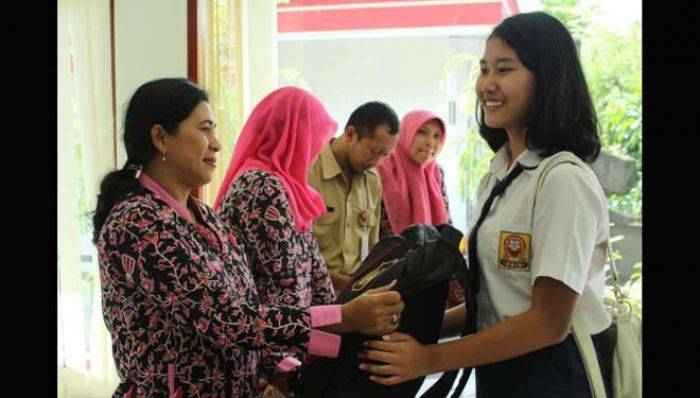 Pemkot Blitar Khususkan Seragam Gratis untuk Siswa Kota, Wali Murid Anggap Diskriminatif Pemkot Blitar Khususkan Seragam Gratis untuk Siswa Kota, Wali Murid Anggap Diskriminatif