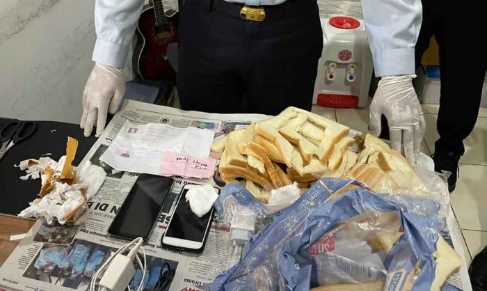 Petugas Lapas Kediri Gagalkan Penyelundupan HP Petugas Lapas Kediri Gagalkan Penyelundupan HP