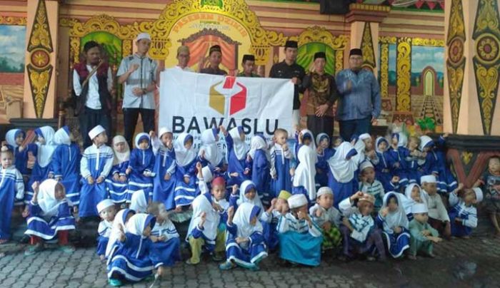Bawaslu Sidoarjo Berbagi dengan Anak Terlantar di Ponpes Millinium Bawaslu Sidoarjo Berbagi dengan Anak Terlantar di Ponpes Millinium