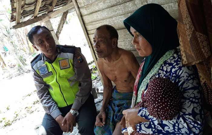 Dermawan Babat Bagi-bagi Sembako untuk Warga Kurang Mampu Dermawan Babat Bagi-bagi Sembako untuk Warga Kurang Mampu