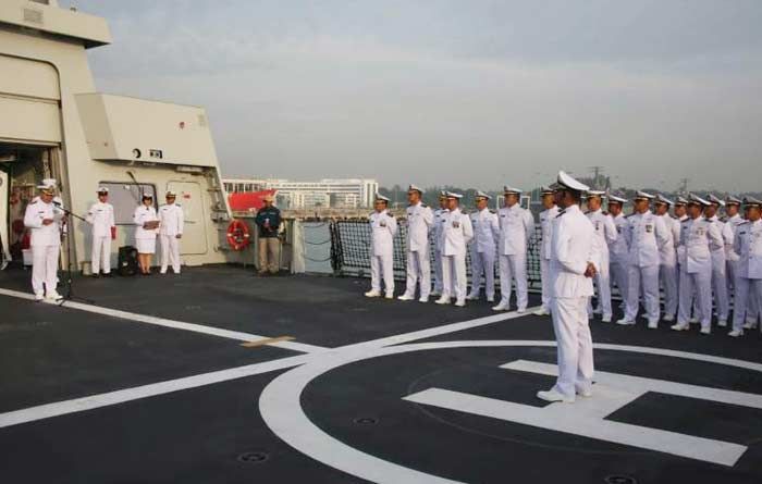 KRI GNR-332 dan KRI TOM-357 Peringati Hari Pahlawan di Singapura