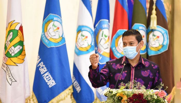 Hadiri Wisuda ke-36 UNP Kediri, Mas Abu Bagikan Kunci Sukses di Era Digital Hadiri Wisuda ke-36 UNP Kediri, Mas Abu Bagikan Kunci Sukses di Era Digital