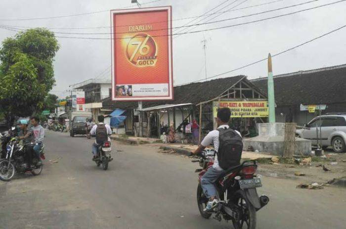 Izin Habis, Reklame di Pasar Senori Belum Dibongkar Izin Habis, Reklame di Pasar Senori Belum Dibongkar