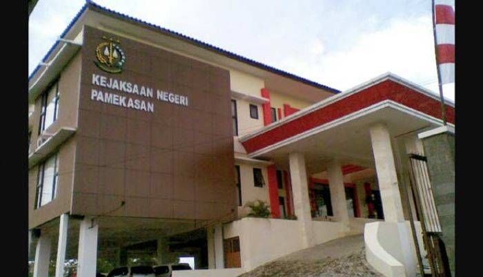 Terlibat Penyelewengan Raskin, Kejari Pamekasan Tahan Kades Blumbungan dan Branta Tinggi Terlibat Penyelewengan Raskin, Kejari Pamekasan Tahan Kades Blumbungan dan Branta Tinggi